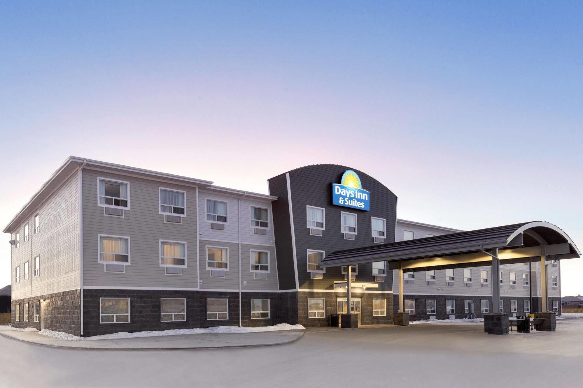 Days Inn & Suites By Wyndham Warman Экстерьер фото