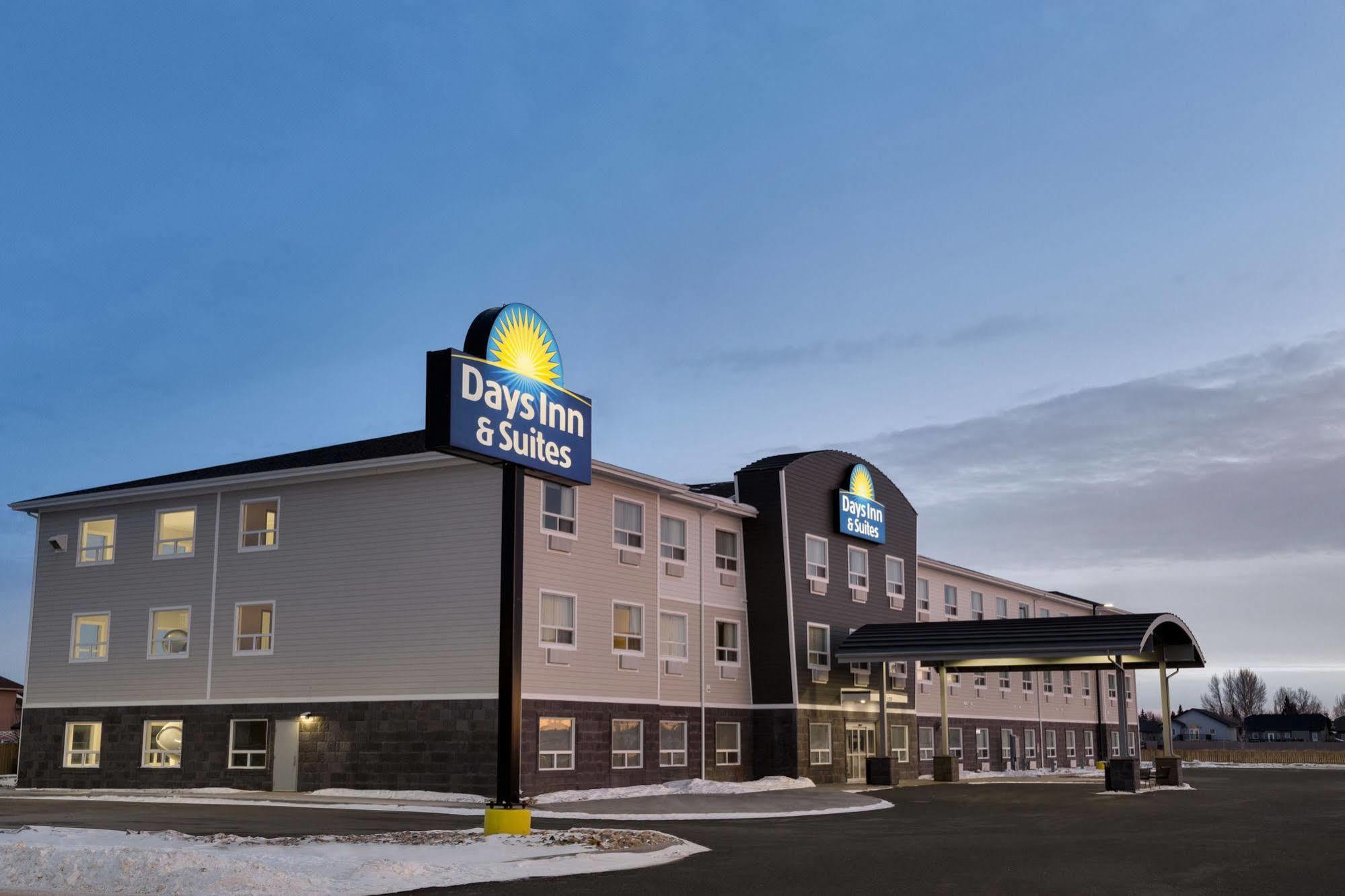 Days Inn & Suites By Wyndham Warman Экстерьер фото